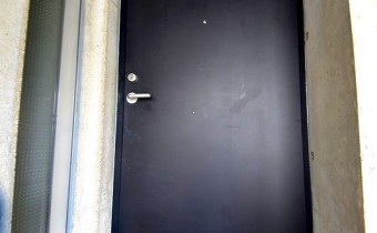 玄関ドア　※室内写真は同マンション内の別タイプのものです。