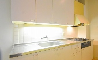システムキッチン　※室内写真は同マンション内の別タイプのものです。
