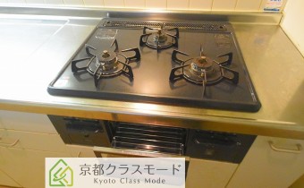 3口ガスコンロ（グリル付き）　※室内写真は同マンション内の別タイプのものです。