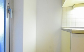 キッチンスペース　※室内写真は同マンション内の別タイプのものです。