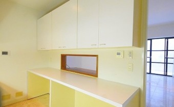 キッチンスペース　※室内写真は同マンション内の別タイプのものです。