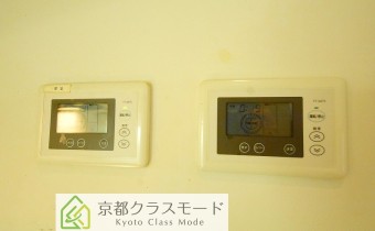 床暖房＆給湯コントローラー　※室内写真は同マンション内の別タイプのものです。