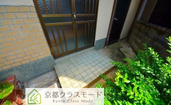 玄関ポーチ内