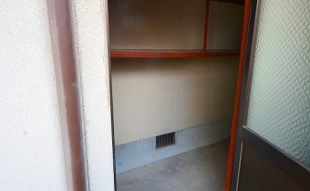 玄関横の物入れスペース