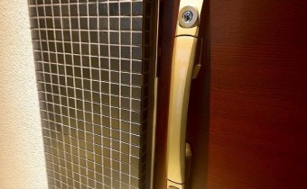 ダブルロック玄関ドア