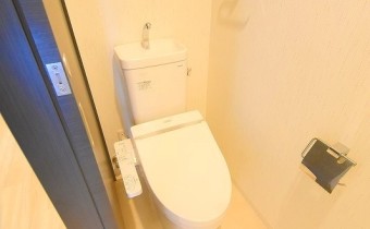 ウォシュレットトイレ　※室内写真は606号室のものです。
