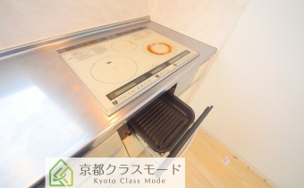 3口IHコンロ(グリル付き)　※室内写真は606号室のものです。