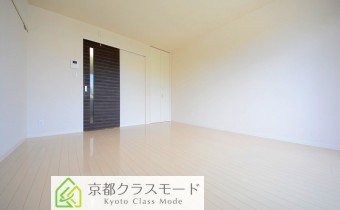 「白系」の明るい室内空間♪広々8.8帖有り！