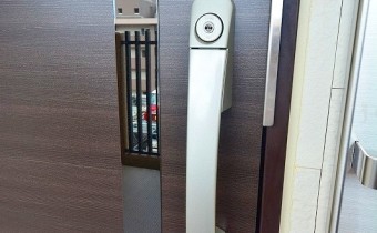 ダブルロック玄関ドア