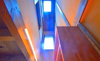 キッチンの上部吹き抜けで、天窓があります。