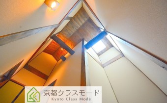 階段の天井部こだわりや「天窓」付きです♪