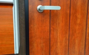 ダブルロック玄関ドア