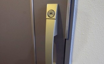 ダブルロック玄関ドア