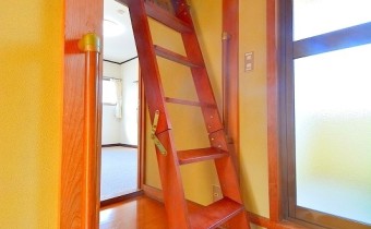 屋根裏収納スペースへ