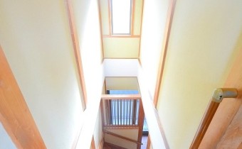 階段上は吹き抜けになっています☆
