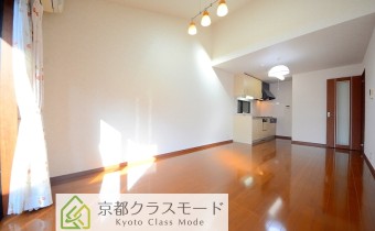 人気の御所南エリアの「シャッターガレージ」付きの戸建てです☆
