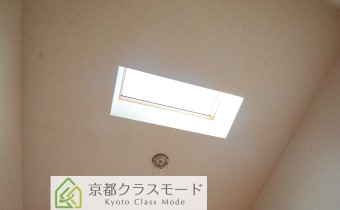 天窓があり、明るい日差しが差し込みます♪