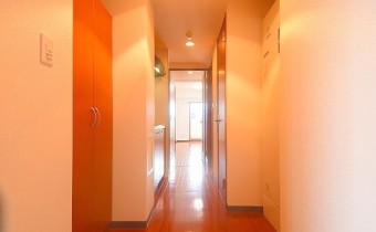内装は落ち着いた高級感のあるデザイン。