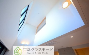 吹き抜けで天井が高く採光窓もあります☆