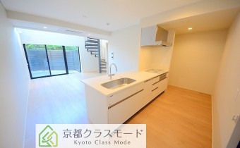 「螺旋階段」のある天井の高い開放的なリビングダイニングです♪