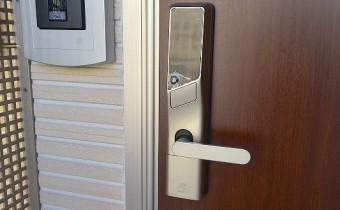電子ロック玄関ドア