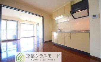 シックな室内空間♪街中ですが落ち着いた立地です。