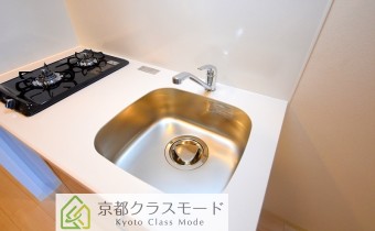 調理スペース＆シンク※同マンション反転タイプの写真です