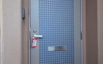 玄関ドア※同マンション別室の反転タイプです