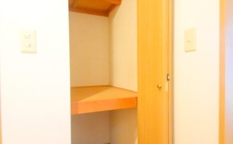 廊下の収納※同マンション別室の反転タイプです
