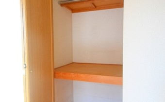 クローゼット※同マンション別室の反転タイプです