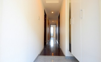 玄関　※室内写真は同マンション内の618号室のものです。
