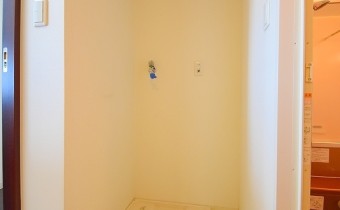 洗濯機置場　※室内写真は同マンション内の618号室のものです。