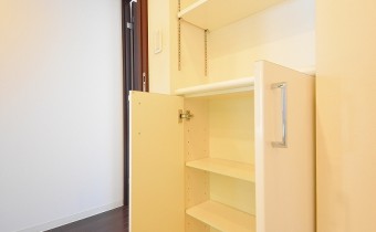 収納　※室内写真は同マンション内の618号室のものです。
