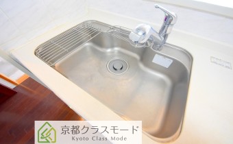 調理スペース＆シンク　※室内写真は同マンション内の618号室のものです。