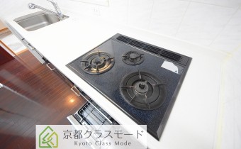 3口ガスコンロ（グリル付き）　※室内写真は同マンション内の618号室のものです。