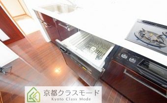 食洗器　※室内写真は同マンション内の618号室のものです。