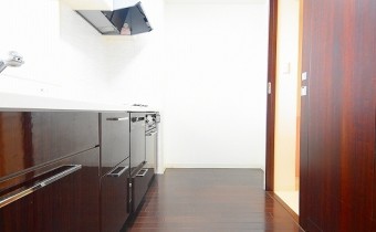 キッチンスペース　※室内写真は同マンション内の618号室のものです。