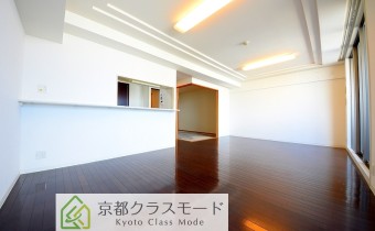 ※室内写真は同マンション内の618号室のものです。