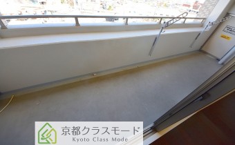 バルコニー　※室内写真は同マンション内の618号室のものです。