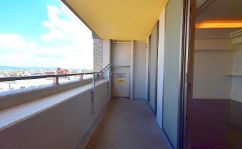 バルコニー　※室内写真は同マンション内の618号室のものです。