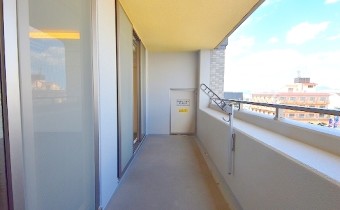 バルコニー　※室内写真は同マンション内の618号室のものです。