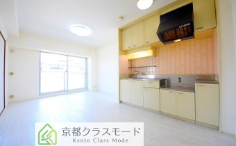フローリングは明るい「白系」です♪