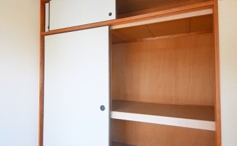 押入