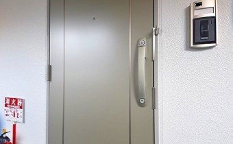 ※室内写真は同マンション内の303号室のものです。