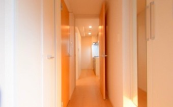 ※室内写真は同マンション内の303号室のものです。