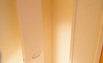 ※室内写真は同マンション内の303号室のものです。
