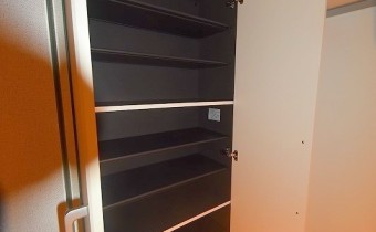 ※室内写真は同マンション内の303号室のものです。