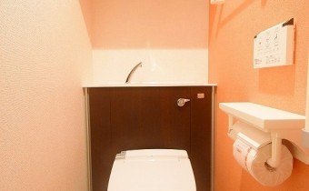 ※室内写真は同マンション内の303号室のものです。