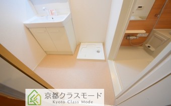 ※室内写真は同マンション内の303号室のものです。