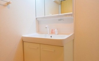 ※室内写真は同マンション内の303号室のものです。